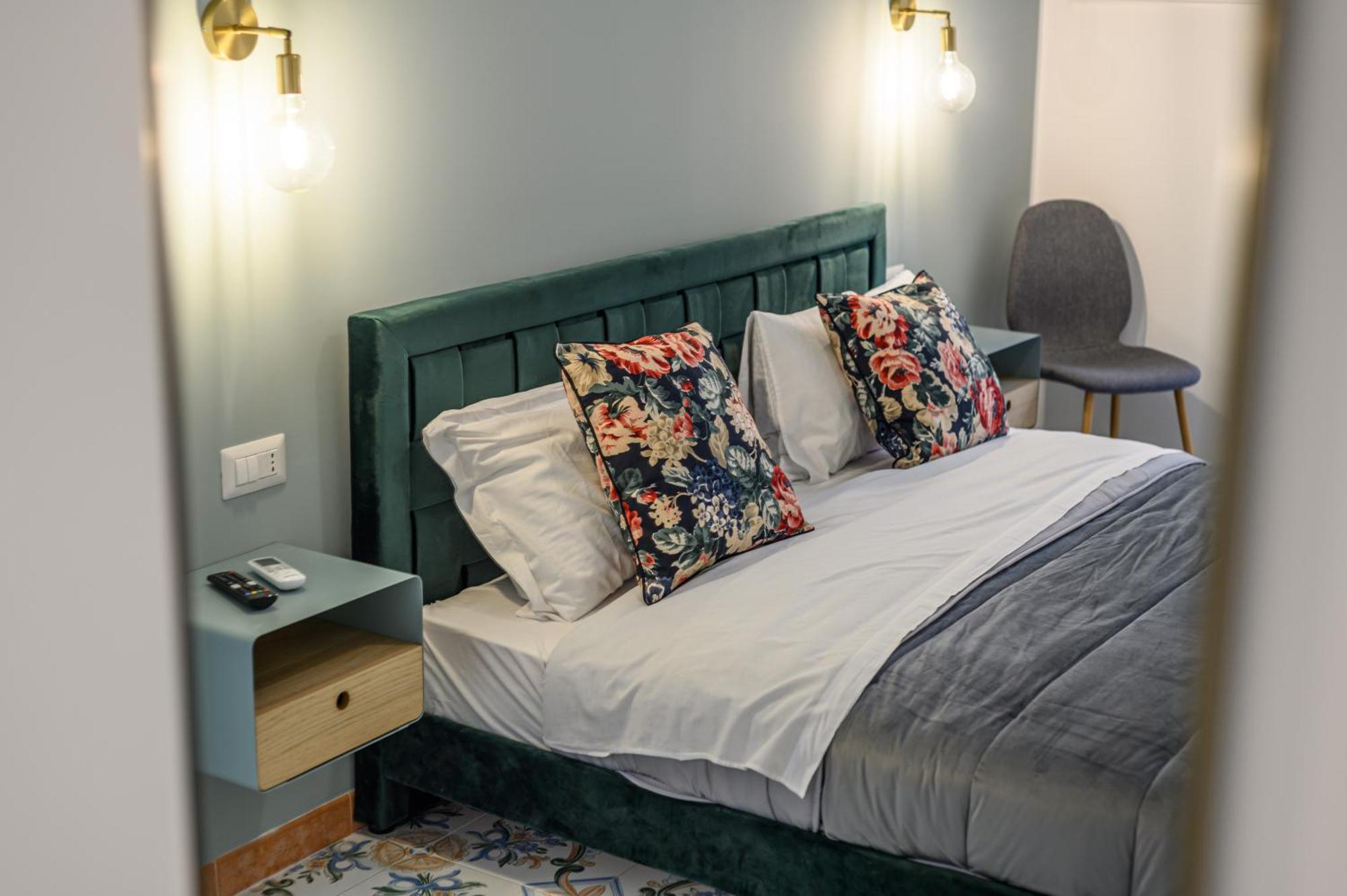 Guest House 121 Charming Apartment Napels Buitenkant foto