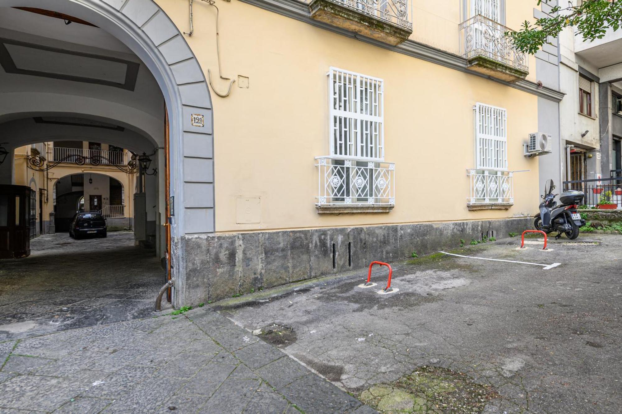 Guest House 121 Charming Apartment Napels Buitenkant foto